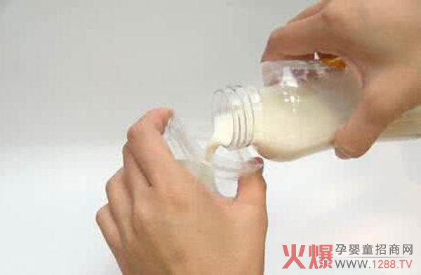 用温度太高或太低的水冲泡奶粉.jpg