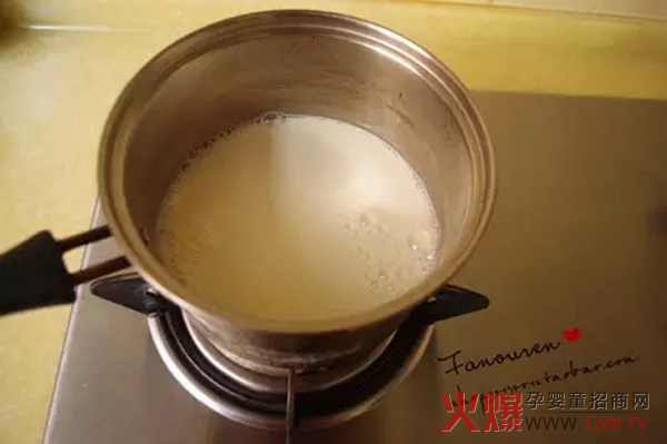 冲奶粉误区之用奶锅.jpg